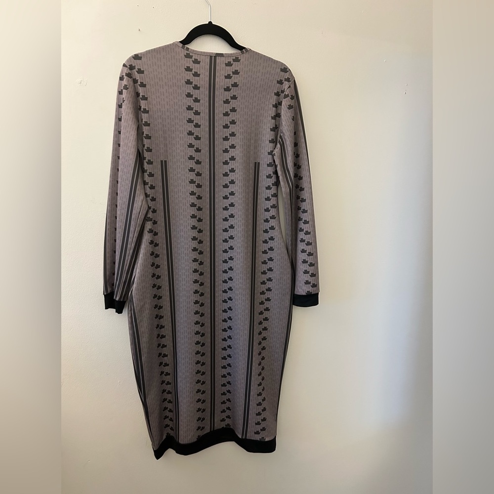 Chic Gray Patterned Dress - image 2